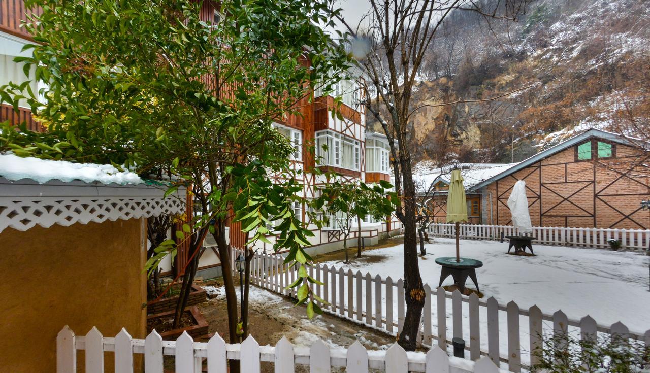 Hotel Metropolis Srīnagar Exterior foto